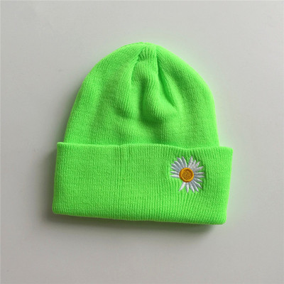 Kötött női sapka virághímzéssel