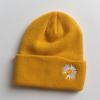 Kötött női sapka virághímzéssel