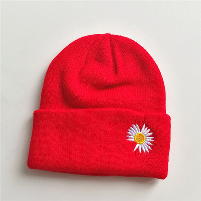 Kötött női sapka virághímzéssel