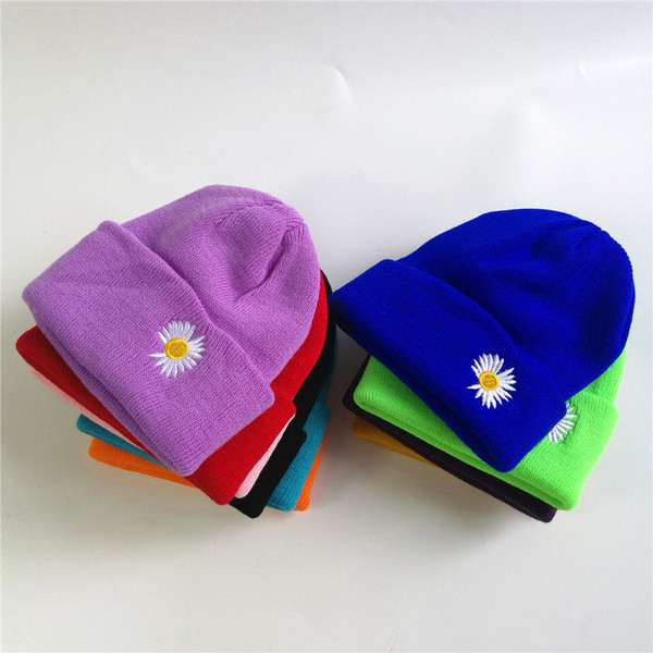 Kötött női sapka virághímzéssel