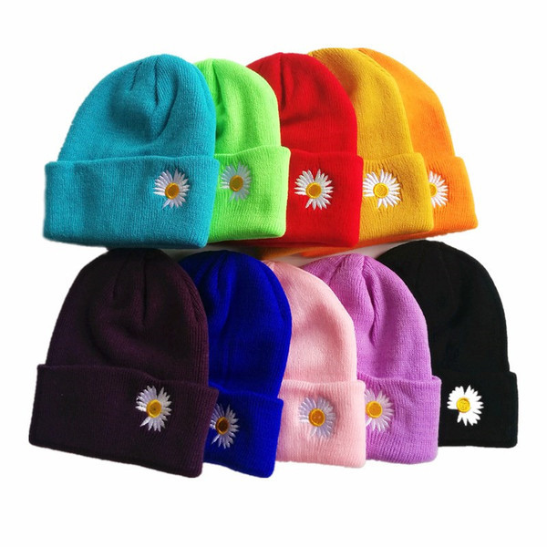 Kötött női sapka virághímzéssel