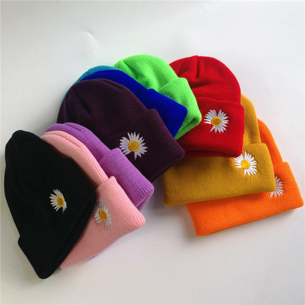 Kötött női sapka virághímzéssel