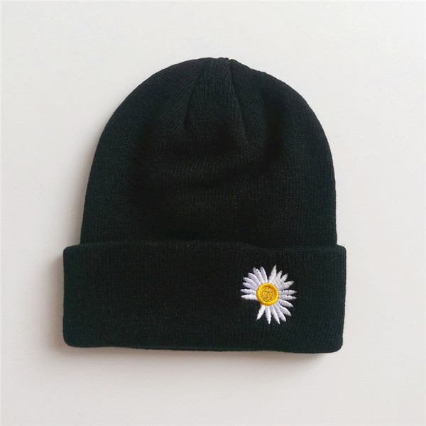 Kötött női sapka virághímzéssel
