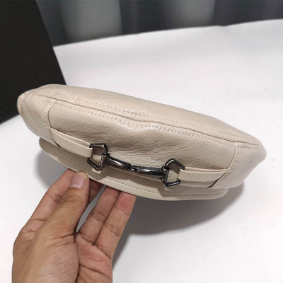 Női bőr kalap fém díszítéssel, különböző színekben