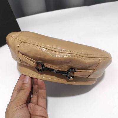 Női bőr kalap fém díszítéssel, különböző színekben