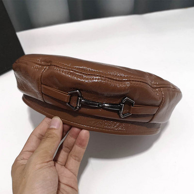 Női bőr kalap fém díszítéssel, különböző színekben