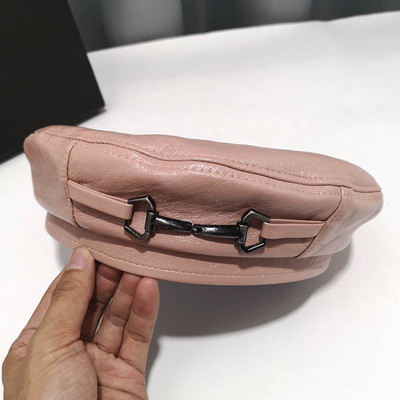 Női bőr kalap fém díszítéssel, különböző színekben