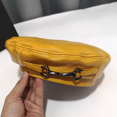 Női bőr kalap fém díszítéssel, különböző színekben