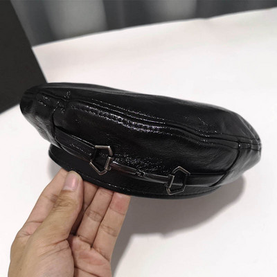 Női bőr kalap fém díszítéssel, különböző színekben