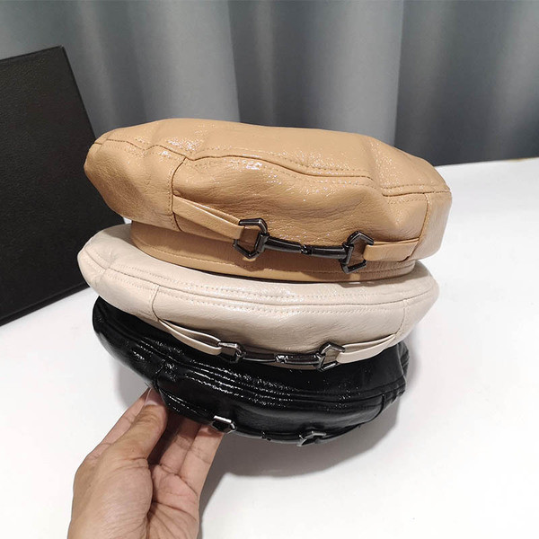 Női bőr kalap fém díszítéssel, különböző színekben