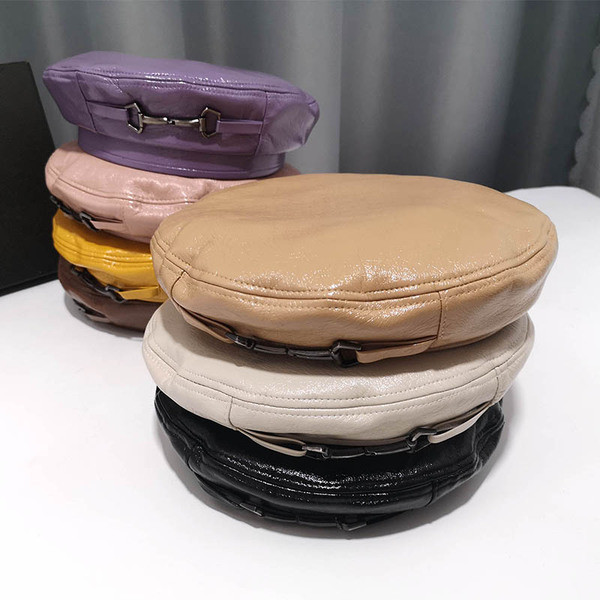 Női bőr kalap fém díszítéssel, különböző színekben