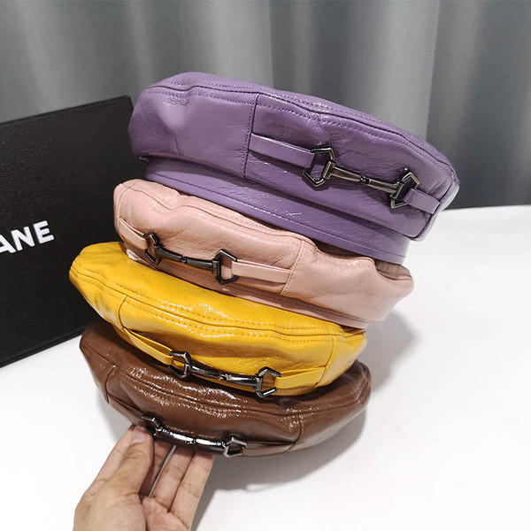 Női bőr kalap fém díszítéssel, különböző színekben