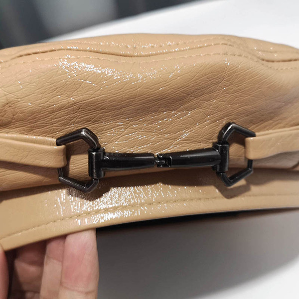 Női bőr kalap fém díszítéssel, különböző színekben