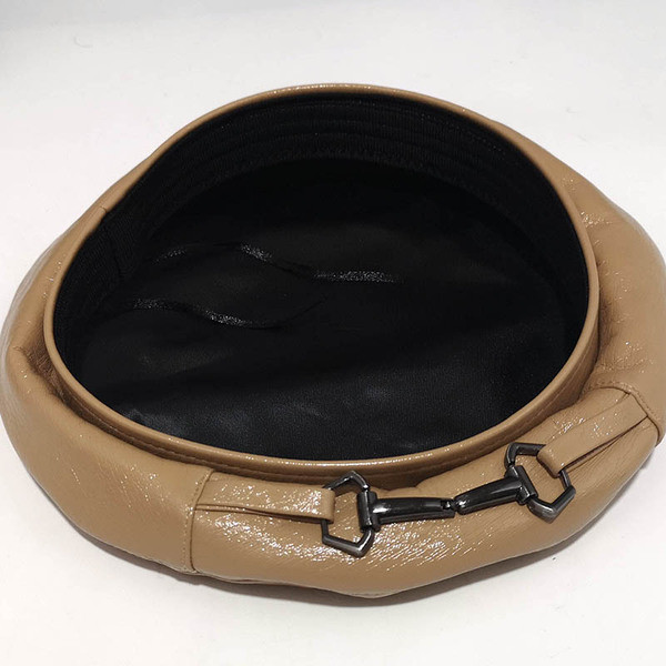 Női bőr kalap fém díszítéssel, különböző színekben