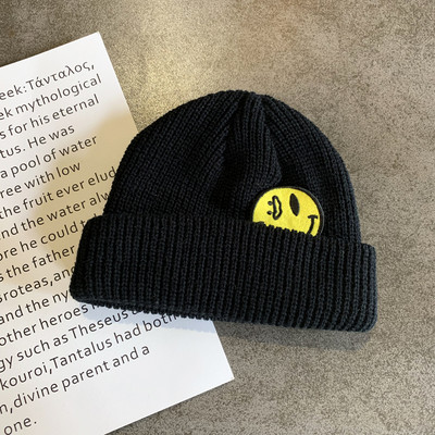 Γυναικείο πλεκτό καπέλο με έμβλημα