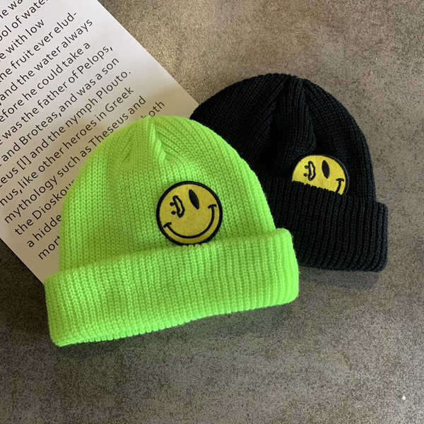 Γυναικείο πλεκτό καπέλο με έμβλημα