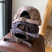 Alkalmi női sapka napellenzővel és virágmotívumokkal