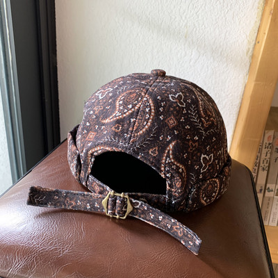 Alkalmi női sapka napellenzővel és virágmotívumokkal