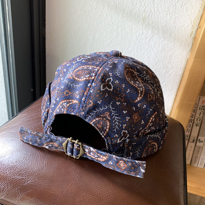 Alkalmi női sapka napellenzővel és virágmotívumokkal