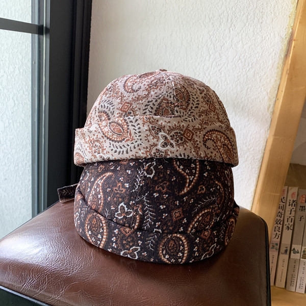 Alkalmi női sapka napellenzővel és virágmotívumokkal