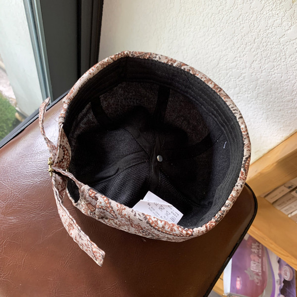 Alkalmi női sapka napellenzővel és virágmotívumokkal