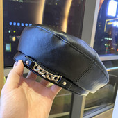 Μοντέρνο γυναικείο καπέλο τύπου μπερέ κατασκευασμένο από έκο δέρμα με μεταλλική αλυσίδα