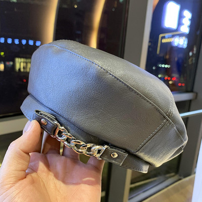 Μοντέρνο γυναικείο καπέλο τύπου μπερέ κατασκευασμένο από έκο δέρμα με μεταλλική αλυσίδα