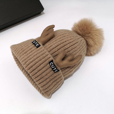 Alkalmi női téli sapka 3D elemmel és pehellyel