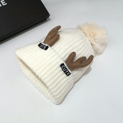 Alkalmi női téli sapka 3D elemmel és pehellyel