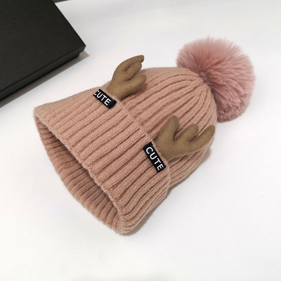 Alkalmi női téli sapka 3D elemmel és pehellyel