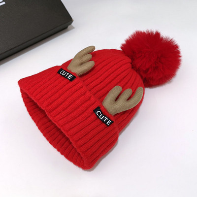 Alkalmi női téli sapka 3D elemmel és pehellyel