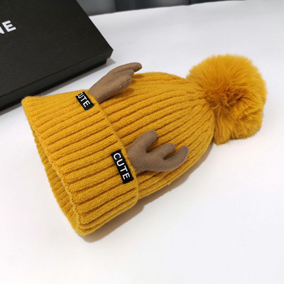 Alkalmi női téli sapka 3D elemmel és pehellyel