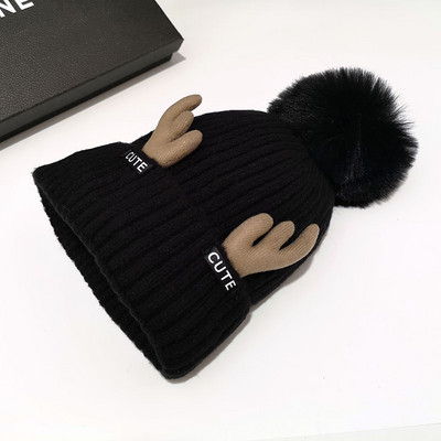 Alkalmi női téli sapka 3D elemmel és pehellyel