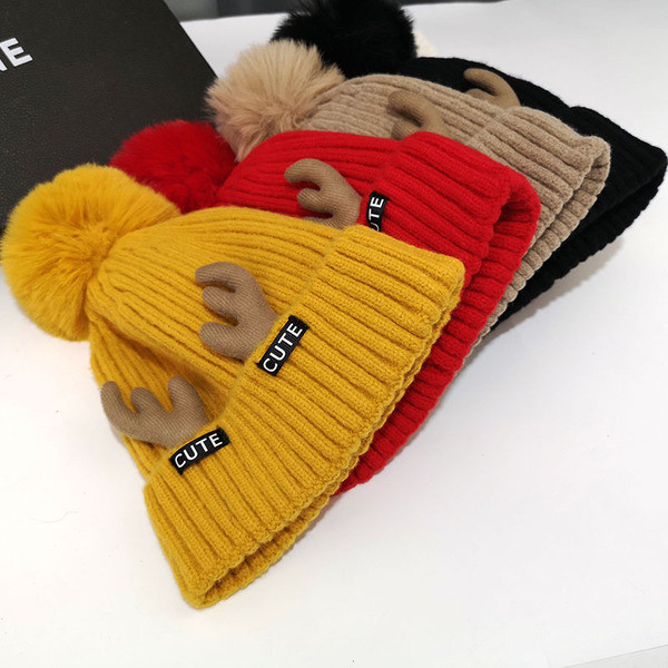 Alkalmi női téli sapka 3D elemmel és pehellyel