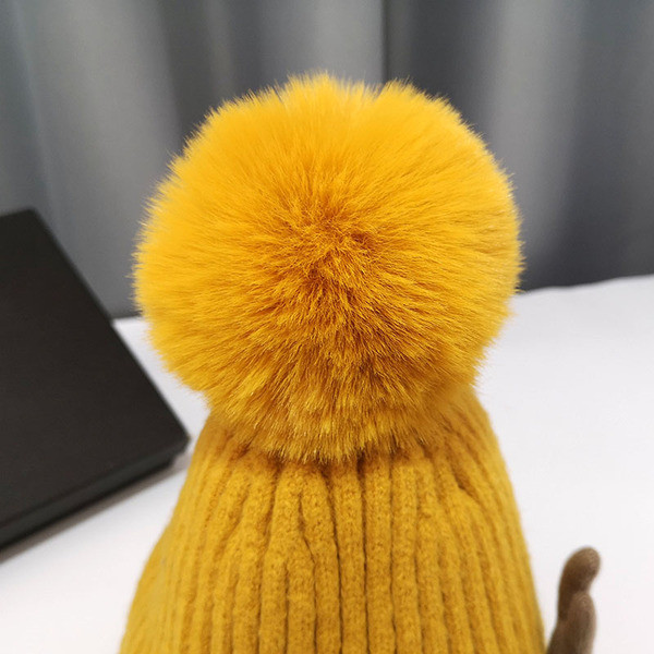 Alkalmi női téli sapka 3D elemmel és pehellyel