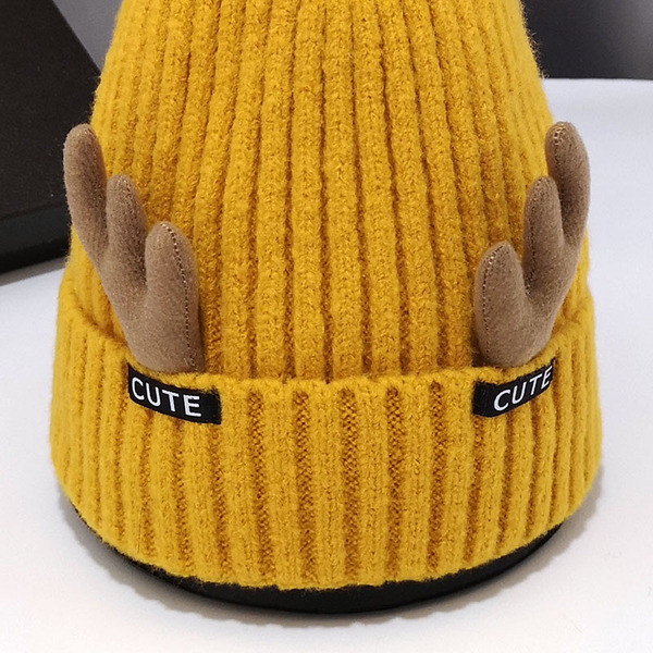 Alkalmi női téli sapka 3D elemmel és pehellyel