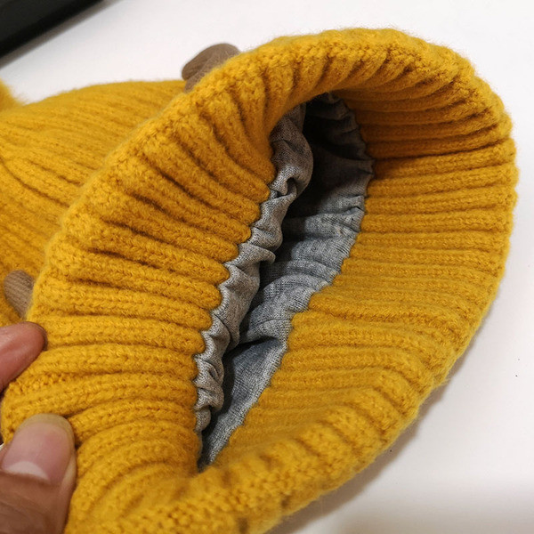 Alkalmi női téli sapka 3D elemmel és pehellyel