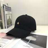 Női sportsapka napellenzővel és hímzéssel