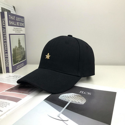 Női sportsapka napellenzővel és hímzéssel