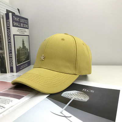 Női sportsapka napellenzővel és hímzéssel