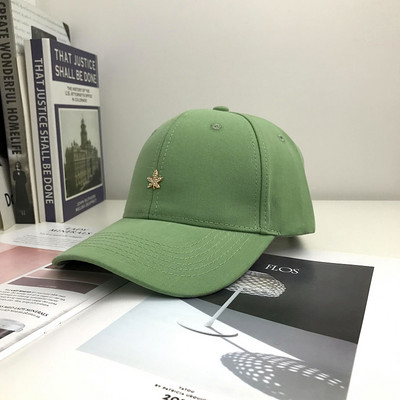 Női sportsapka napellenzővel és hímzéssel