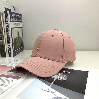 Női sportsapka napellenzővel és hímzéssel