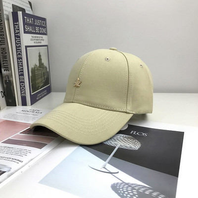 Női sportsapka napellenzővel és hímzéssel