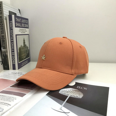 Női sportsapka napellenzővel és hímzéssel