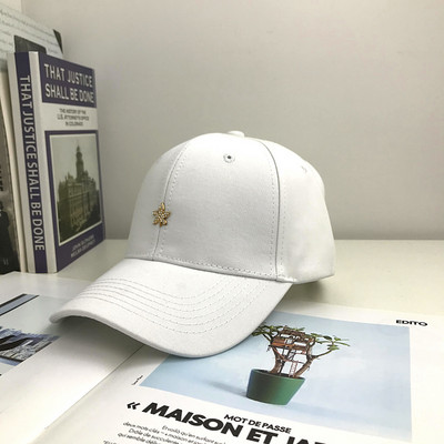 Női sportsapka napellenzővel és hímzéssel