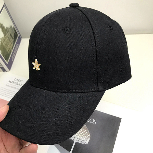 Női sportsapka napellenzővel és hímzéssel