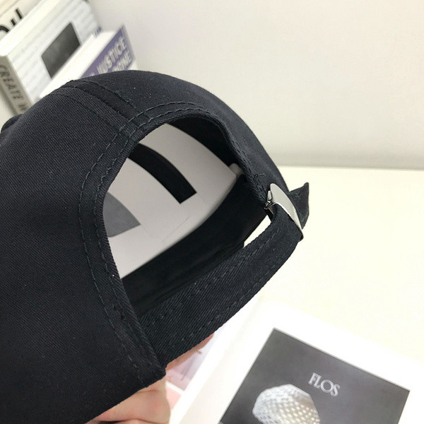 Női sportsapka napellenzővel és hímzéssel