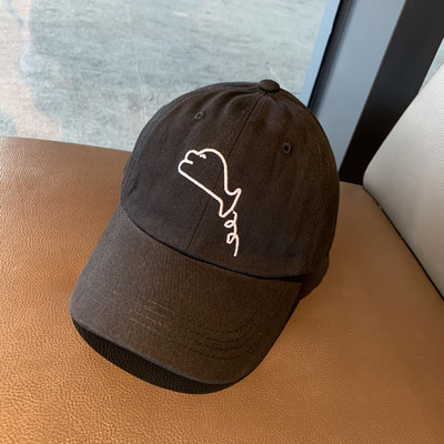 Γυναικείο μοντέρνο καπέλο με κέντημα και γείσο