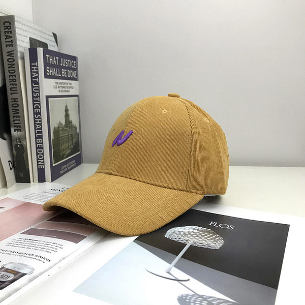 Új modell női sapka hímzéssel és napellenzővel