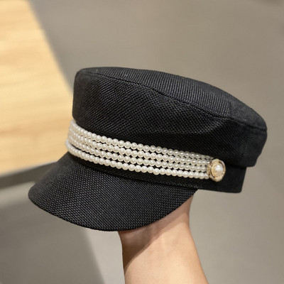 Stílusos női sapka gyöngyökkel és napellenzővel